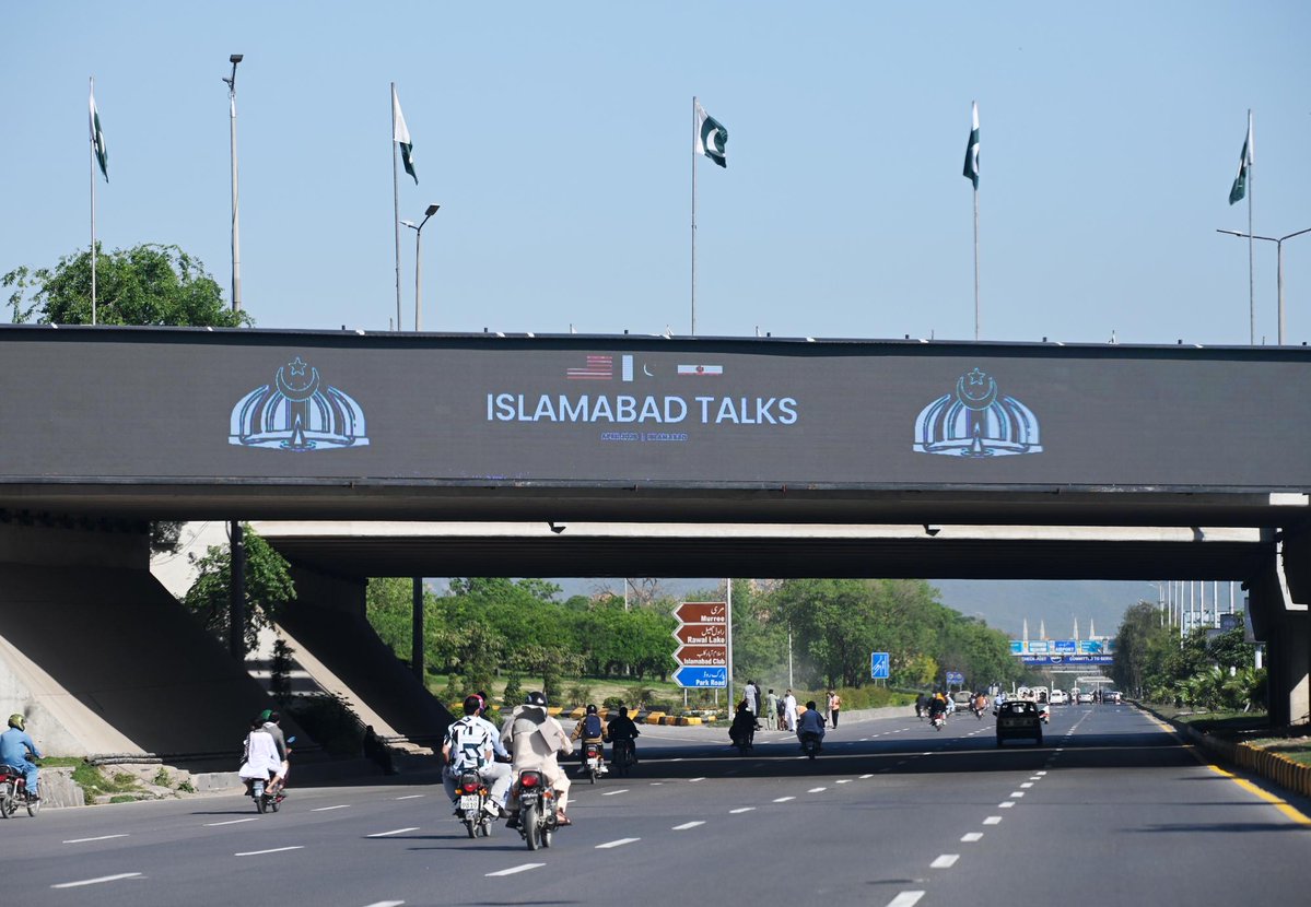 XHNews's tweet image. Latest on #MiddleEast tensions:
- #Iran's #IRGC Navy warns that "any wrong move will trap the enemy in deadly whirlpools" in Strait of #Hormuz
- #Trump says to destroy Iranian energy infrastructure if no deal reached &amp;amp; Navy to blockade all ships trying to cross #Hormuz
- Iranian