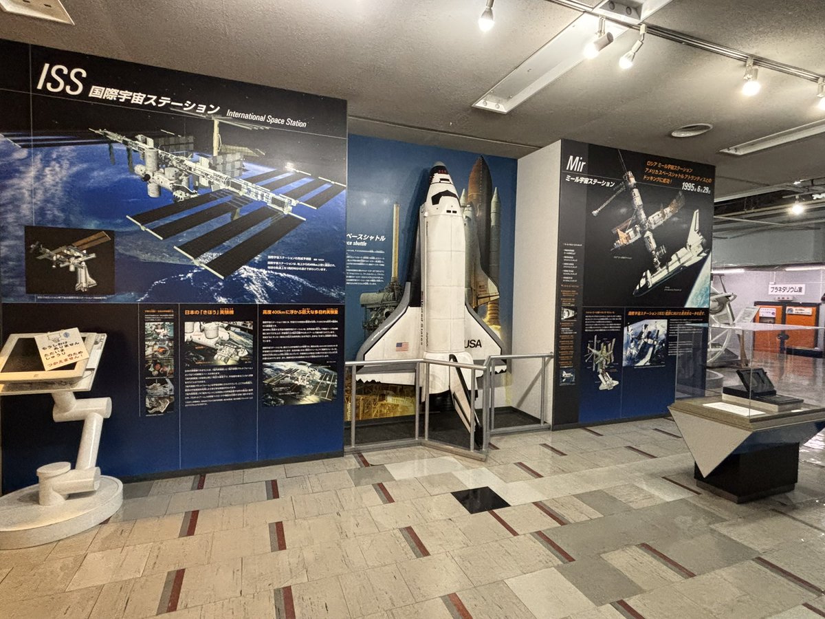 ppak_kappa's tweet photo. 今日は寄り道して社会科見学
苫小牧市科学センターで、ソ連の国際宇宙ステーション「ミール」(予備機) を見てきました。
超貴重な展示だし展示解説・他コンテンツも充実しているのに、入場無料なのは流石にバグ🤯

新千歳空港から1時間だし、特に有人飛行に興味のある人は絶対に行くべし！ https://t.co/X27QSpGqtL