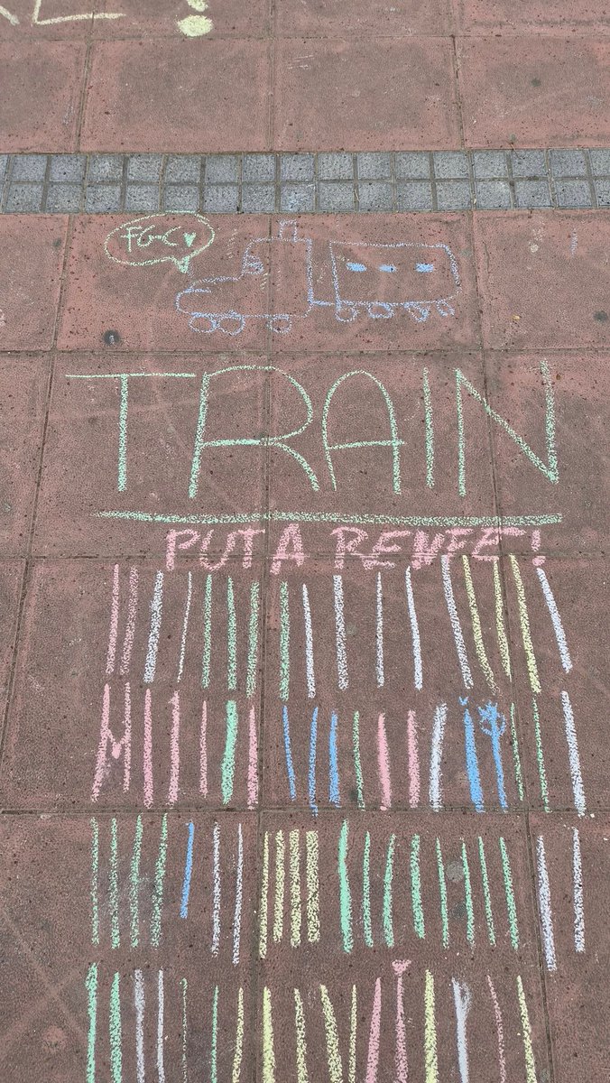 helesunflower's tweet photo. ns qui ha escrit puta renfe, però t'estimo https://t.co/Z2GeBgoOzY