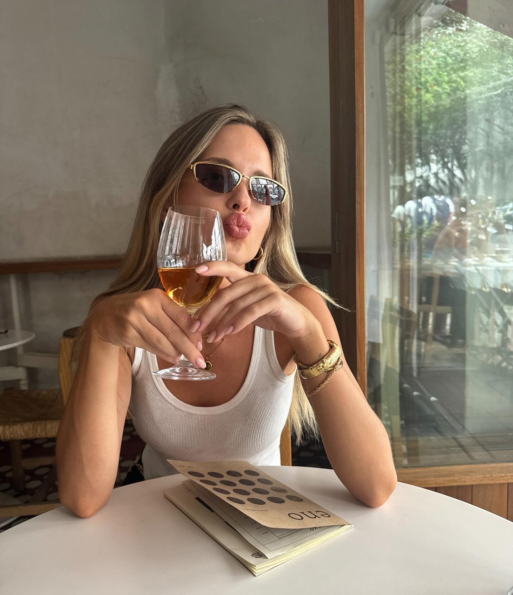 Sunlight falls on the rim of the glass, and the tipsy afternoon is like a gentle poem. With each toast, thoughts are bathed in rosy light; the essence of life lies in this moment of tenderness and ease.
