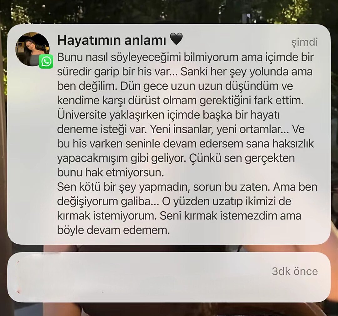 basaritemelix's tweet photo. Bir adam, dört yıllık sevgilisinin yazdığı ayrılık mesajını paylaştı.

"Üniversite yaklaşırken içimde başka bir hayatı deneme isteği var. Yeni insanlar yeni ortamlar.." https://t.co/bQZ6cCUBcK