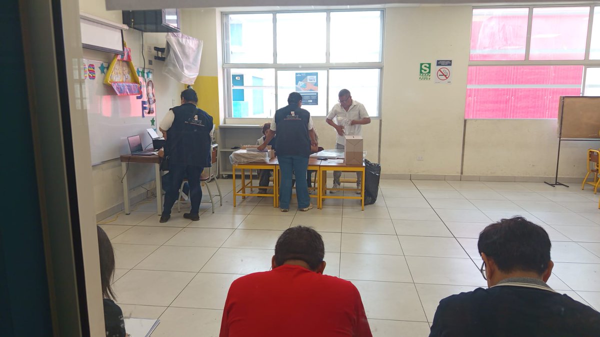 djdarhen's tweet photo. @VeroLinaresC En el colegio Peru Japón de los Olivos hace 10 minutos se abrió la mesa. OMPE no  estaba bien capacitado, no habia sistema y el señor presidente indico que no sabia usar la computadora. https://t.co/gjoUCS9H8l
