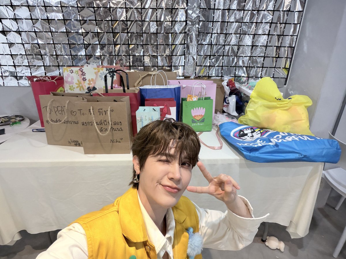 peatwasu's tweet photo. เก็บของขับรถกลับบ้านช่วงสงกรานต์แล้วค้าบทุกคน ขอบคุณสำหรับงานเมื่อวานและของขวัญทุกชิ้นด้วยนะครับ แล้วเจอกันใหม่นะค้าบ จุ้บๆ 😗❤️ https://t.co/TtWkEt4AT9
