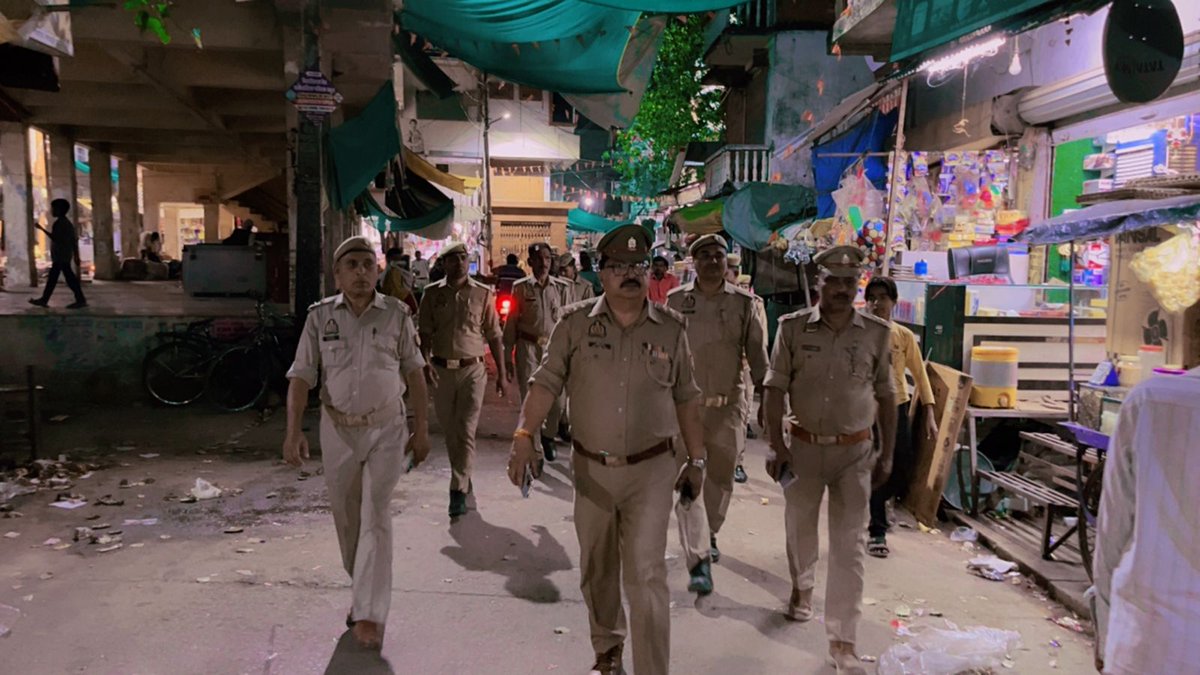 पुलिस अधीक्षक महोबा के निर्देशन में जनपद में शान्ति/सुरक्षा एवं कानून व्यवस्था को सुदृढ़ बनाये रखने हेतु थाना कुलपहाड़ पुलिस टीम द्वारा थाना क्षेत्रान्तर्गत प्रमुख कस्बा/बाजार व मिश्रित आबादी वाले स्थानों पर पैदल गस्त किया गया तथा संदिग्ध व्यक्तियों/वाहनों के प्रति सघन चेकिंग