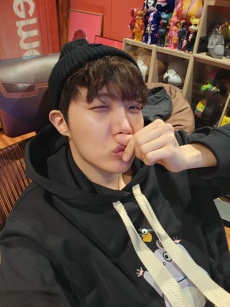 Annalovesseven's tweet image. awwww, my “Featured Photos” is being very soft &amp;amp; sweet today 😘
#HOBI #BTS