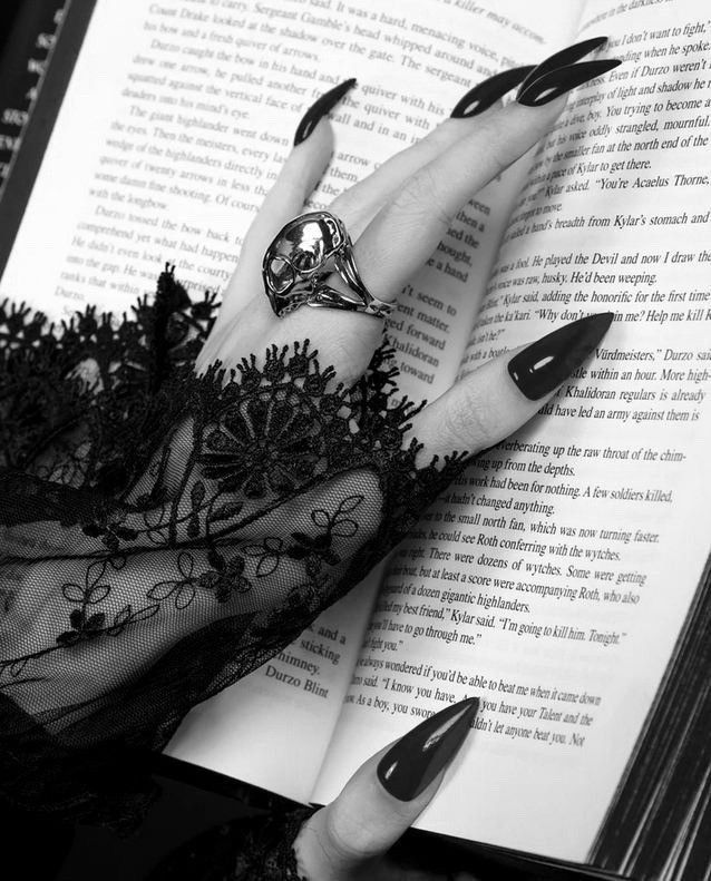 ☾ 𝑇ℎ𝑒 𝑊𝑖𝑡𝑐ℎ 𝑄𝑢𝑒𝑒𝑛 tweet media