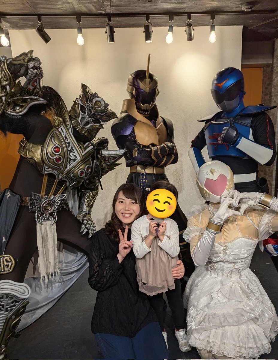 mc_yuko's tweet photo. 昨日は「ピュアハート❌怪人商会」ショーでした〜！
今回は娘とゆっくり観るはずが、直前にPAをやることに。5歳の娘は１人で観ることに。（PAの目の前の席）
終わった瞬間「怖かった〜」とぽろぽろ涙😢
大好きなヒーロー達と写真を撮ってご機嫌に戻った娘なのでした😊
#怪人商会 https://t.co/sFvE5TPEyB