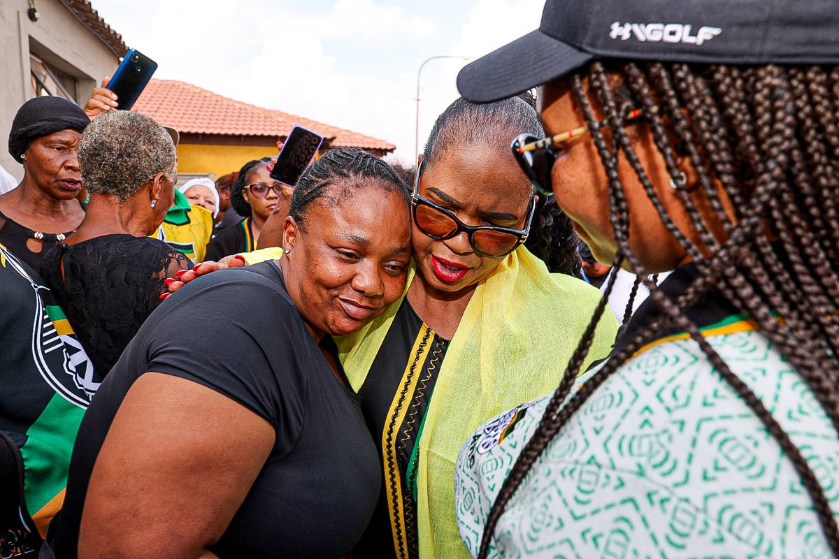 NkomoNomantu's tweet photo. Today I joined ANC leaders, leaders of the Faith Based Community and community members in Dobsonville. 

We gathered at Reabetswe’s home where we had a prayer with the family. We are going to  provide support to  Keabetswe and her family.

What the perpetrator did is totally unacceptable , I trust that the law enforcement officers will work tirelessly so that justice prevails.

#JusticeForReabetswe