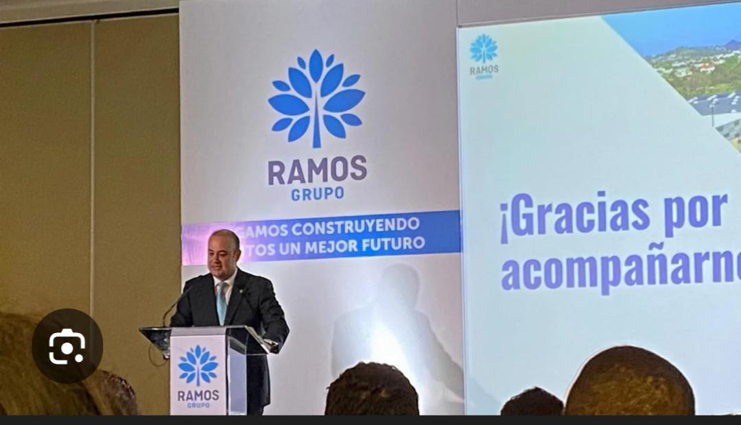 drhsalazar's tweet photo. EL BARRIL SIN FONDO DE LAS AFP

No sé porque cada vez que leo en algún lado los términos "fideicomiso" y "alianza público privada", pienso de inmediato en el truco que se han inventado los ricos del país, todos vinculados a las marcas de bancos y por lo tanto receptores de los ahorros de las pensiones de los trabajadores dominicanos a través de las Admininistradoras de esos fondos (AFP), para pasarle el riesgo de sus inversiones a los que trabajan y ellos, como gandios al fin, cocechar solitos si hay beneficios, mientras las perdidas se irían a los mas pendejos.

Así se han financiado líneas aéreas, uno de los negocios más arriesgados y competitivos del mundo, cuyo modelo de negocios en la RD ya comienza a dar signos de agotamiento y problemas, empujado por la crisis global desatada por la guerra de medio oriente, pero también por la competencia feroz que existe en un mercado cuyo grito siempre ha sido: sálvese el que pueda.

Pero no importa que esa empresa se  vaya al hoyo, son fondos ajenos los que se arriesgan, y los trabajadores están encantados con las brisitas y cariñitos.

También se financian las "grandes inversiones" y "enormes financiamientos" logrados en las ferias consecutivas encabezadas por el zar del turismo dominicano; esos hoteles dónde los "inversores extranjeros" solo ponen la marca, y los obreros dominicanos el dinero, son el espejismo donde todos los políticos abrevan y se olvidan de su papel como actores del sistema y representantes de las mayorias nacionales.

Pero tampoco importa si esos hoteles se quedan vacíos por la crisis, son fondos prestados de las AFP, y los propietarios,.pero no lo saben, son esos pobres díablos que bajan el lomo todos los días en sus centros de trabajo.

Así se rescató la empresa de San Pedro de Macoris propiedad de una familia vinculada al gobierno, sus dueños se "jubilaron", como se dice popularmente, con los 3,200 millones de pesos "invertidos" de los fondos de pensiones, no importa que las acciones se hayan desplomado en el mercado de capitales, porque eso dicen ellos, y es cierto, no es "nuestro", es dinero de los trabajadores.

Ahora anuncian con bombos y platillos que el grupo Ramos (La Sirena) ofrece en una oferta publica de un fideicomiso para "financiar su crecimiento", pero nada que ver con las tiendas y sus acciones, el dinero irá hacia plazas comerciales en Higuey y La Romana, claro usando a la Fiduciaria Banreservas,( "el barril sin fondo"),  y podríamos ver como ocurre con otros "fideicomisos", pronto  fluirá el dinero de las AFP hacia ese otro "proyecto empresarial", habrá que estar atentos, pero casi seguro ese es el plan.

Claro, como tambien ocurre en Pedernales, la administración de las plazas a financiar, queda bajo la absoluta responsabilidad del Grupo Ramos, que dejó en claro no cede su papel en el "mantenimiento, arrendamientos, mejoras y operación comercial", tu pones el dinero, y si la plaza no funciona,  cierto mi tienda y te quedas con locales vacios.

Podría ser eso  una forma de disfrazar el riesgo de ciertas locuras empresariales, como la de construir una plaza en la avenida Enriquillo de sector capitaleño de Los Cacicazgos, frente a un super Bravo y a tres y cinco cuadras respectivamenre de dos El Nacional, por ahí no vivimos tanta gente.

Ahora, atentos a los fondos de pensiones trabajadores dominicanos.

¡Ah no! Los trabajadores están embobados leyendo que Tokisha se retrató encuera en una iglesia en Sevilla.