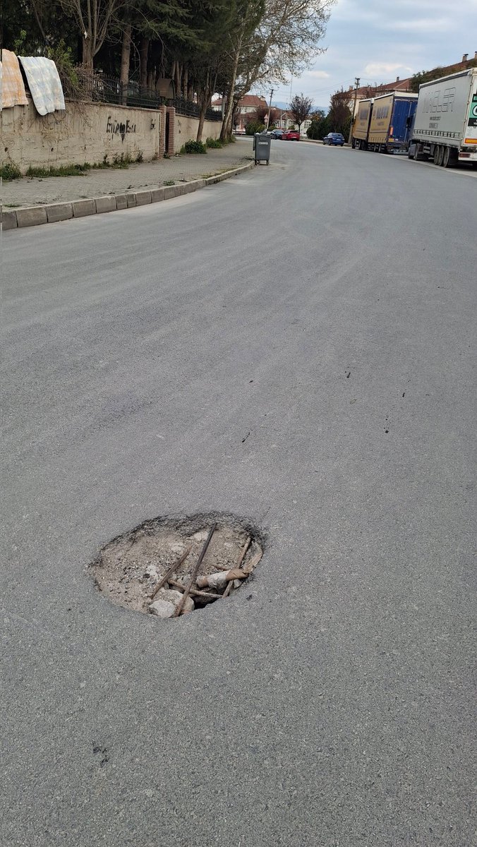 MeteHanOzbil's tweet photo. Bu çukur 2 aydır var. Onlarca lastik patlattı, ne zaman ilgilenmeyi düşünüyorsunuz?

@bursabuyuksehir @inegolbld https://t.co/KsM8chkP98