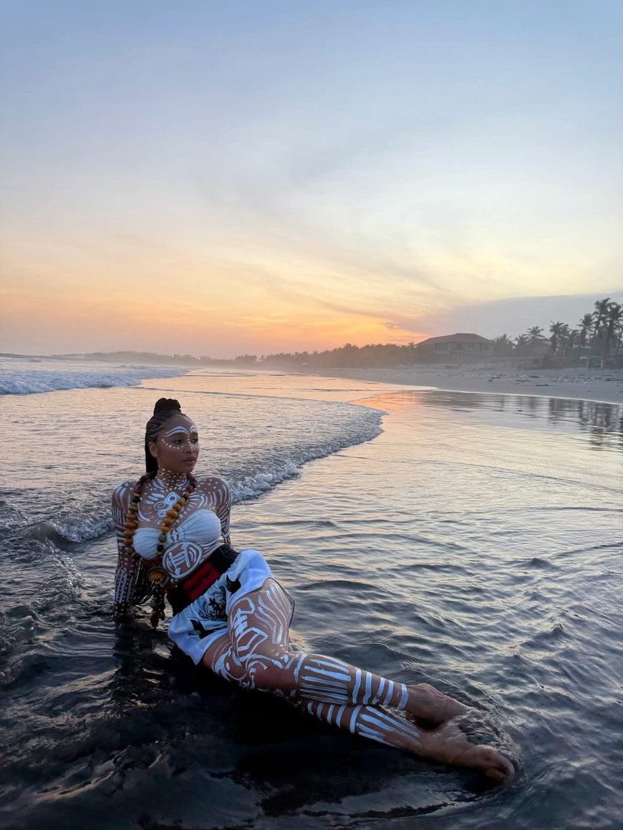 ✍️🏾| Afropop Songtress and TV Presenter <a href="/Sisterderby1/">sister derby</a> writes:

Did you know that the Ga traditional symbols are called SAMAI? 

Here we painted 6 of my fave:

• ATOOBI (tiny bird) - Respect is due everyone regardless of their appearance, present circumstances or age 

1/4