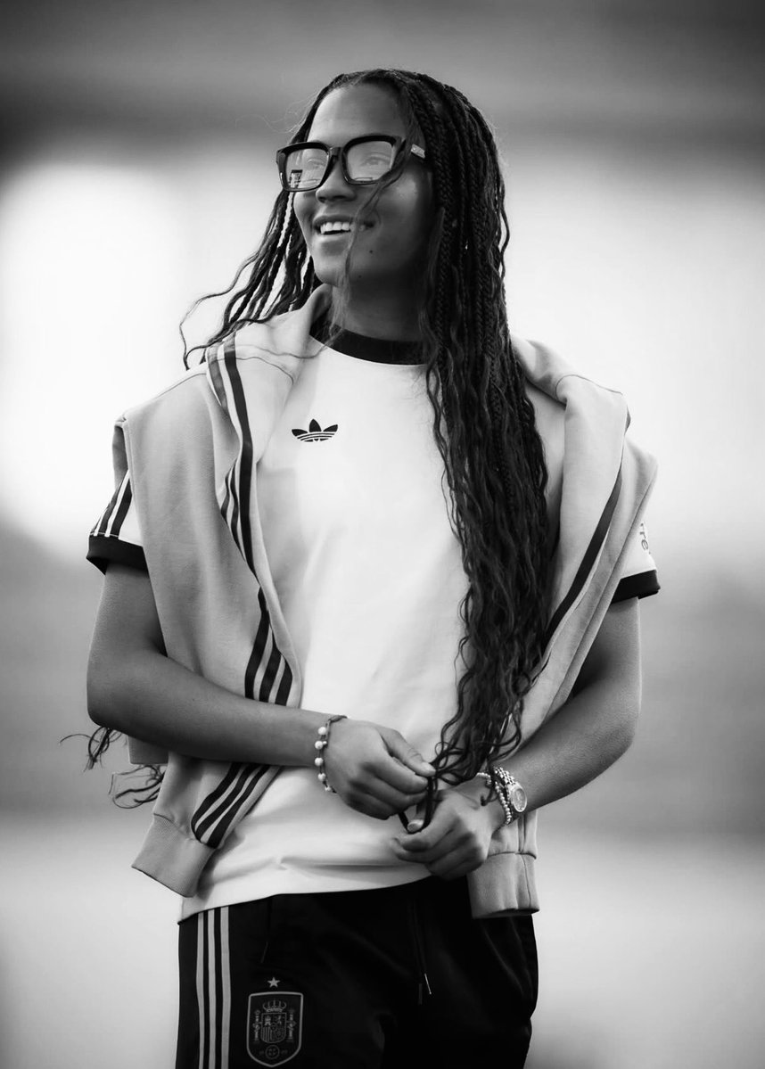 𝒱 ❥ tweet media