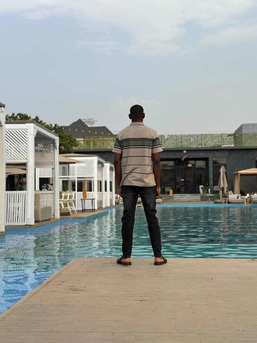 Most people think trading =
5 screens… locked in a room all day.

Reality?

Me.
My phone.
1 hour.
A view like this.

Different game. 🖤