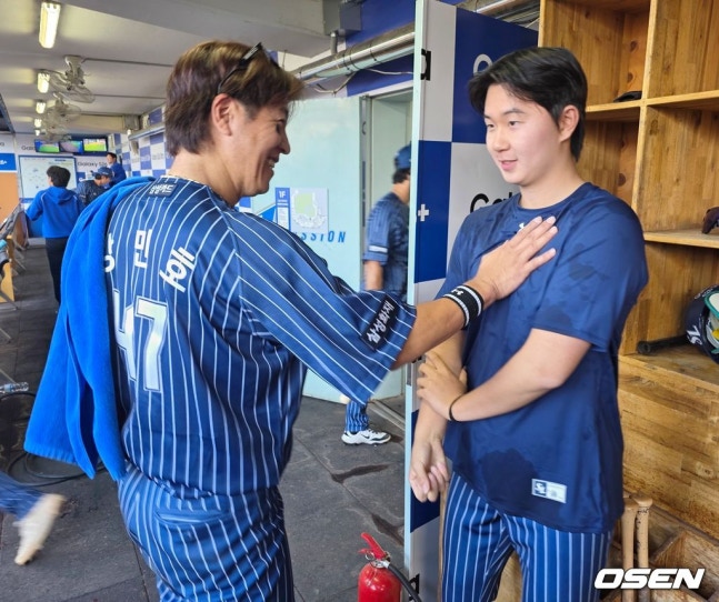 강민호는 “정말 크게 될 선수다. 오영수 타석 때 내가 사인을 내려고 하는데 자기가 던지고 싶은 구종을 이야기하더라”며 “홈런을 맞고 나서 웃길래 ‘너 대단하다. 나한테 사인 낼 줄 몰랐다. 그래도 네가 던지고 싶은 공을 던졌다가 맞아서 다행’이라고 말했다”고 전했다.