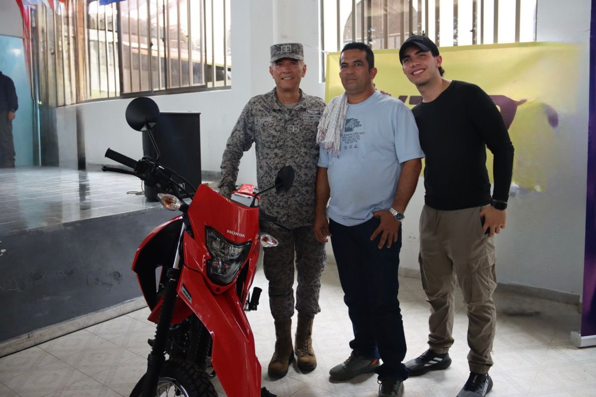 FuerzaAereaCol's tweet photo. Durante la Actividad de Asistencia Médica y Humanitaria desarrollada en #PuertoLeguízamo, el putumayense Yan Trujillo fue reconocido por su solidaridad y coraje con la entrega de una motocicleta nueva, otorgada como símbolo de agradecimiento por su heroica e inmediata labor al auxiliar a los militares heridos en el accidente del avión Hércules.

#CACOM4 
#CACOM6 
#CACOM7
#HonorEsServir
#ProtegemosLaVida
 #AdAstra🚀