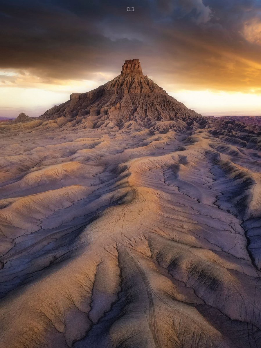 Globe32048's tweet photo. The Utah badlands are like stepping onto the surface of another planet 👽

Sunrise on Factory Butte - Hanksville, Utah 🇺🇸 https://t.co/JUHfmYC3xl