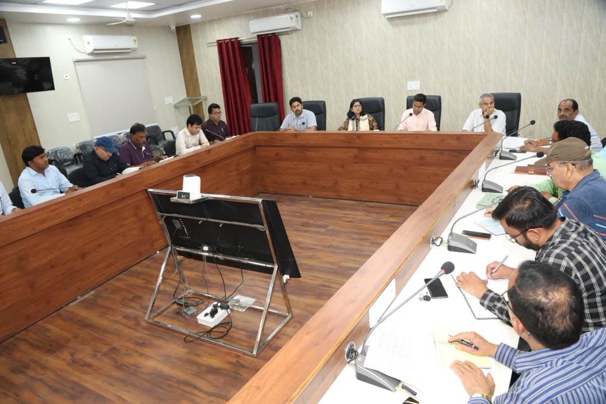 PROJSGwalior's tweet image. गर्मी के मौसम में किसी भी क्षेत्र में पेयजल की समस्या नहीं आना चाहिए 

बरसात से पूर्व नाला सफाई का कार्य अभियान के रूप में करें 

वायु सुधार कार्यक्रम के तहत कार्यों को प्राथमिकता से किया जाए 

कलेक्टर ने नगर निगम के अधिकारियों की बैठक में दिए निर्देश 
#gwalior 
#drinkingwater