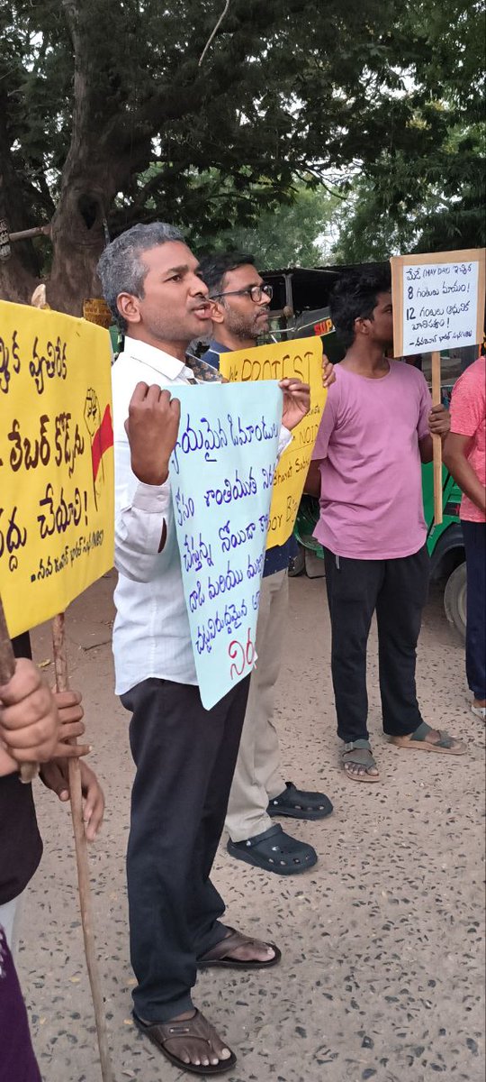 nbs_andhra's tweet photo. కార్మిక హక్కుల కోసం పని చేసే మజ్దూర్ బిగుల్ కార్యకర్తల అక్రమ అరెస్టును ఖండిస్తూ నవజవాన్ భారత్ సభ(NBS), మజ్దూర్ బిగుల్ సభ్యులు తాడేపల్లిలోని ప్రకాష్ నగర్ సెంటర్ వద్ద నిరసన కార్యక్ర��ం నిర్వహించారు. 
#noidaworkers #LabourRights #wageprotest #WorkersRights #activistsdetained https://t.co/pVsaTgatuC