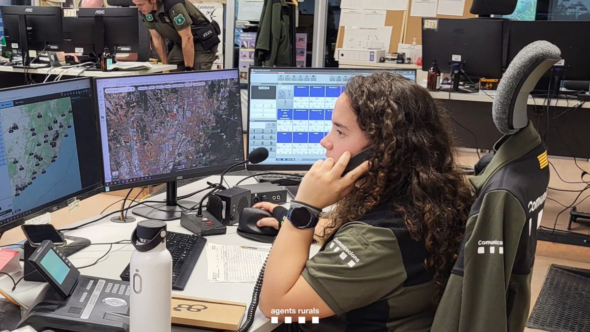 agentsruralscat's tweet photo. 📱 Les sales de control del Cos d’Agents Rurals han gestionat l'any passat 196.450 trucades i 56.960 incidències.

La feina de 43 operadores/es garanteix atenció 24 h, 365 dies l’any.

💚Cada avís és clau: la col·laboració ciutadana és fonamental per protegir la natura. https://t.co/VUOhxfOlnb