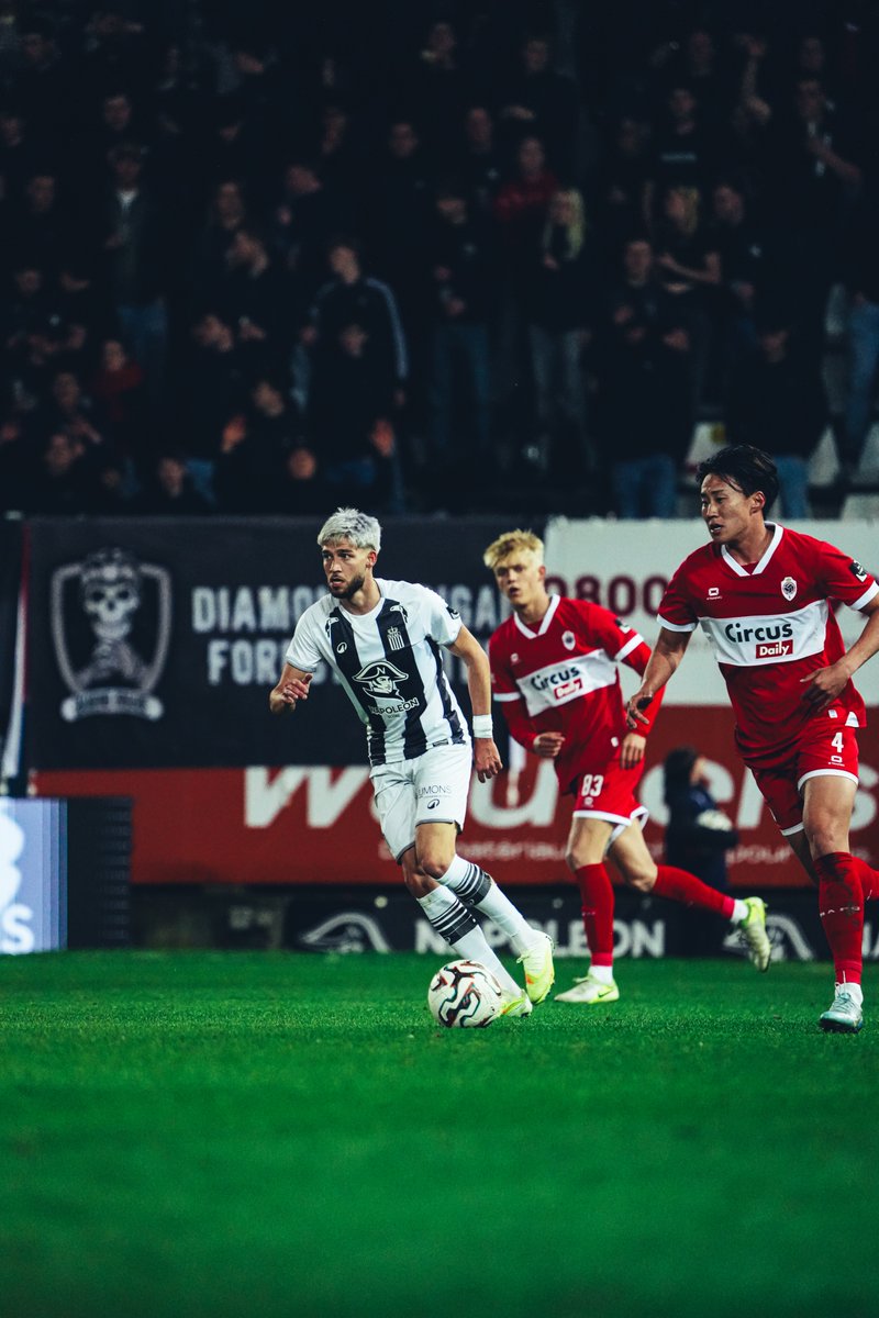 SportCharleroi's tweet photo. 🤩🤳
#CHAANT #NapoleonScore ⚫️⚪️ https://t.co/xhwtkVylKq