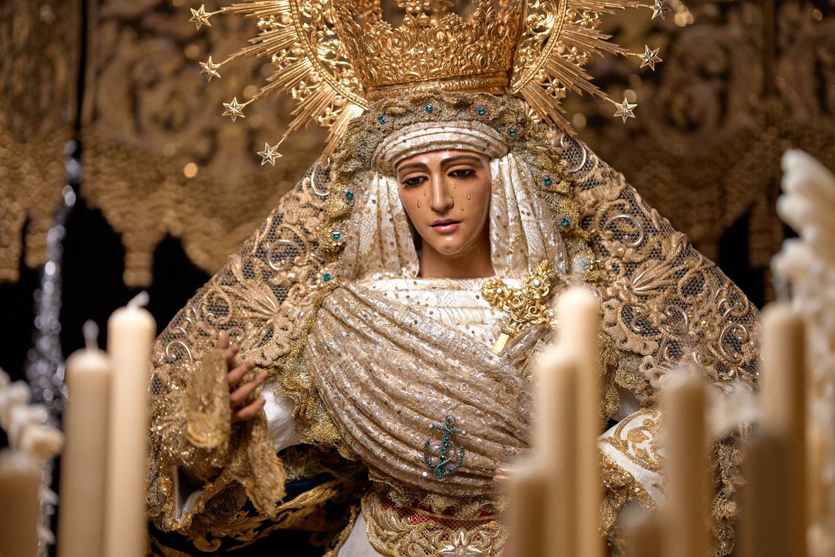 La superioridad estética de mi virgen de la Esperanza.
¡La belleza bajo palio!