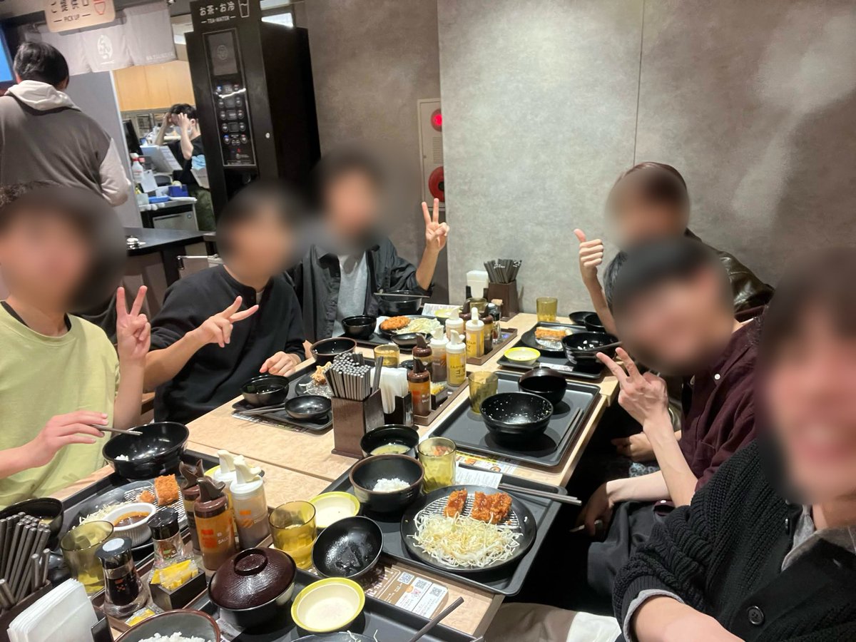 handan_shinkan's tweet photo. 本日の練習体験も沢山の新入生に来て頂きました😊
参加してくれた皆さん、本当に有難うございます！

まだ来たことのないみなさんも、我が団の雰囲気の良さと身体で浴びる和音を体験してみてください✨️

楽譜を読めないという方も、たった1時間でこんなハーモニーを響かせられます🥰

 #春から阪大 https://t.co/1veLhHhWg7