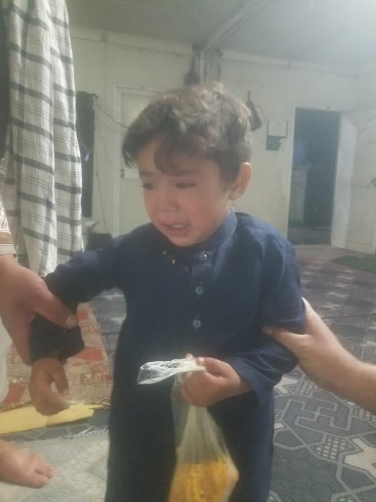 دغه هلک  له کورني څخه ورک دی زموږسره په وطاق کی دی شهید اصیف چوک باندی دهرچا چی وی دغه نمبرته دی زنګ ووهی ۰۷۰۶۷۸۲۰۸۴