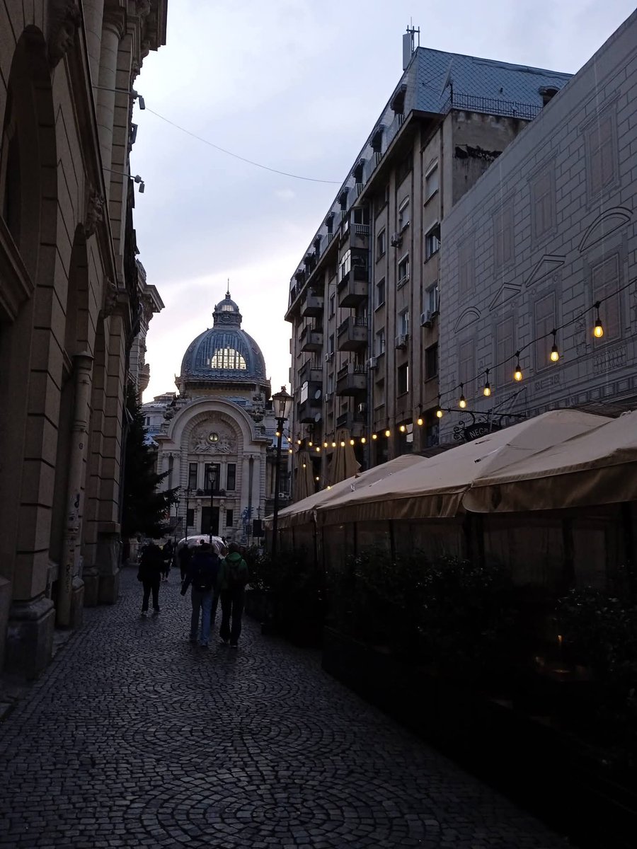 mt_mirela's tweet photo. O plimbare prin Centrul Vechi, Bucuresti. https://t.co/rtwC0uru1j