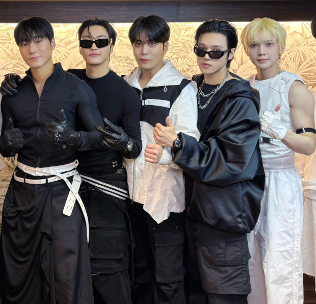 jonghobeardies's tweet photo. why r they standing dick to dick https://t.co/EdpgspUX2D