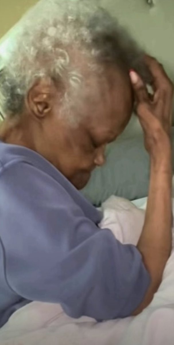 Nikki501GMP's tweet image. I’m still MOVING stuff from my old Apt‼️😣I had to order another #Bedframe bc my foot board split on the old one during the MOVE‼️😩🤨Why are they so expensive?🤔😣😤🤣I found a nice one on #Sale for $400 @BedBathBeyond 👍🏾got the table too for $98