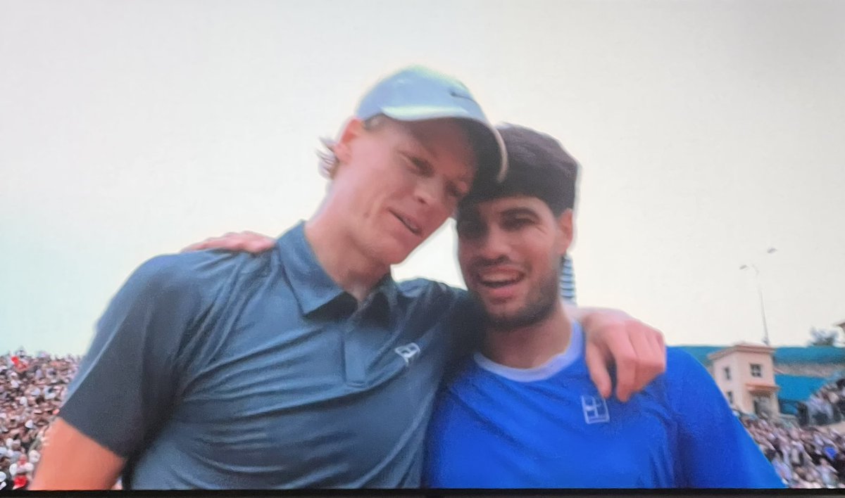 Apndp's tweet photo. #Sinner è tornato.
Ma non se ne era mai andato.
Vince a #atpmontecarlo.
Di nuovo #numerounoatp.
Ma soprattutto: l'abbraccio tra i due rivali senza rivali è l'immagine più bella dello sport. #sinalcaraz #atpranking #alcaraz https://t.co/bgUuUp9gDS