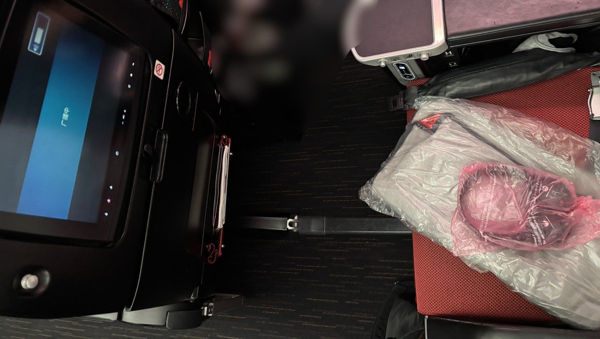 NaokiYago's tweet photo. ロンドン行きの便で機体のトラブルで飛行機が変更になったか何かで
エコノミーで予約してたのがプレエコの席になった
機内食はエコノミーと同じらしい https://t.co/KH5X9rQYR8
