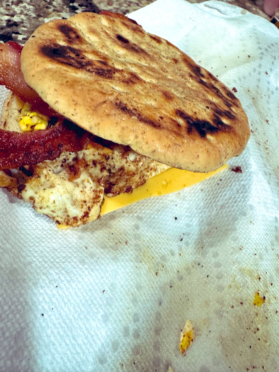 jaymartinez1973's tweet photo. #Sandwhich #Breakfast #Food #Foodie #Sunday #SundayVibez #Cooking Made a quick n easy breakfast sandwich this morning crispy bacon cheese egg on a keto thin bread 🥯 looks sloppy but the taste was amazing 🤩 https://t.co/aJ4UhruDif