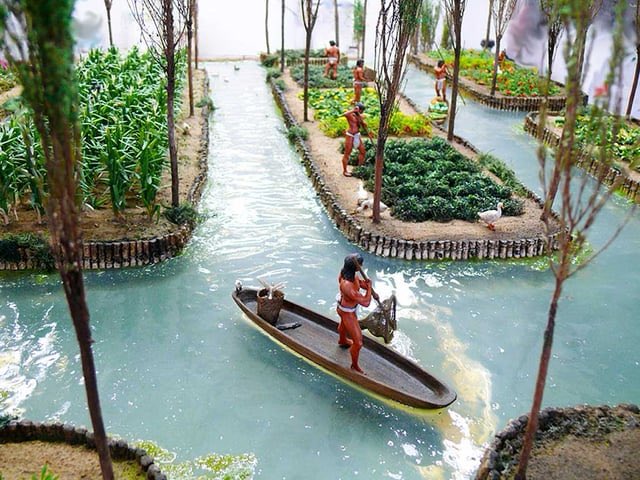 curiosidadafoco's tweet photo. Os astecas criaram jardins flutuantes chamados chinampas para cultivar alimentos em áreas alagadas.
#Agricultura #Astecas #Curiosidades https://t.co/zkqdfby75S