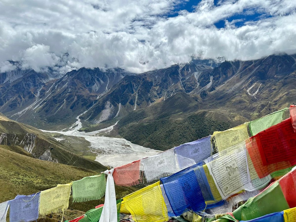 CraigGraye's tweet photo. Feeling on top of the world 🌍 
#himalayas #nepal #hiking #travel #adventure https://t.co/ZntRCWKqpW