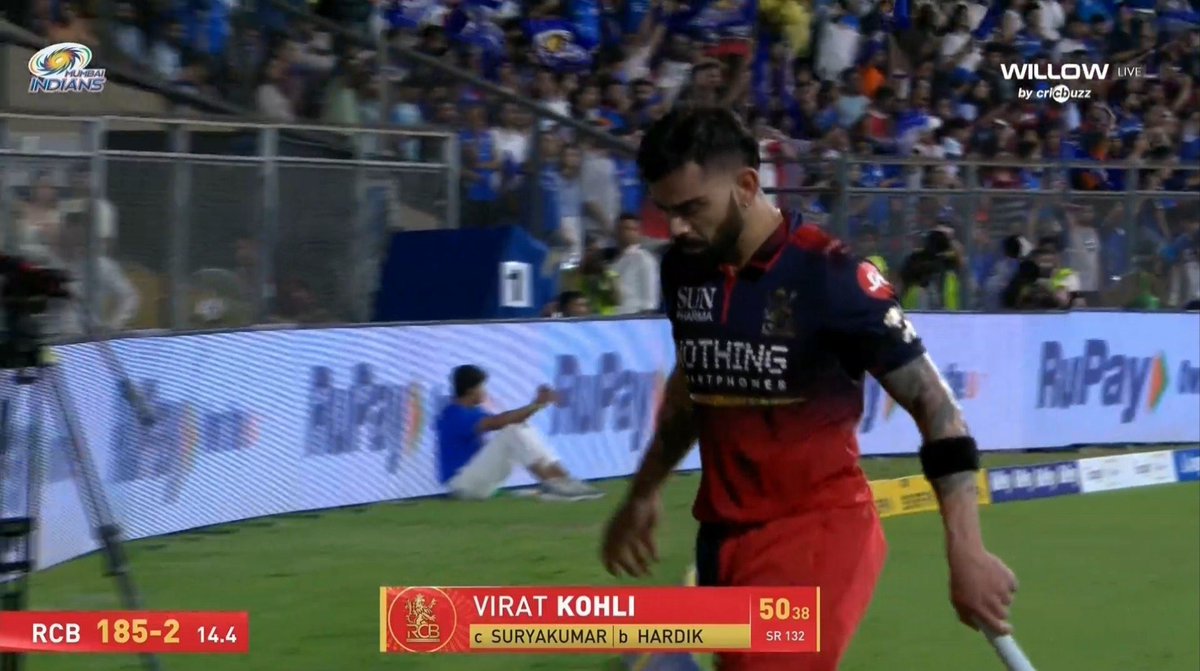 ApkiHayati's tweet photo. This is just crazy at this point
Should have retired hurt him a long time ago. 
Can't hit full tosses, can't hit in the powerplay, can't hit against spinners, can't hit hit pacers, can't hit slower ones, can't hit slot balls. 
Can't defend this guy anymore

 #MIvsRCB Virat Kohli https://t.co/xVhjFZumE8