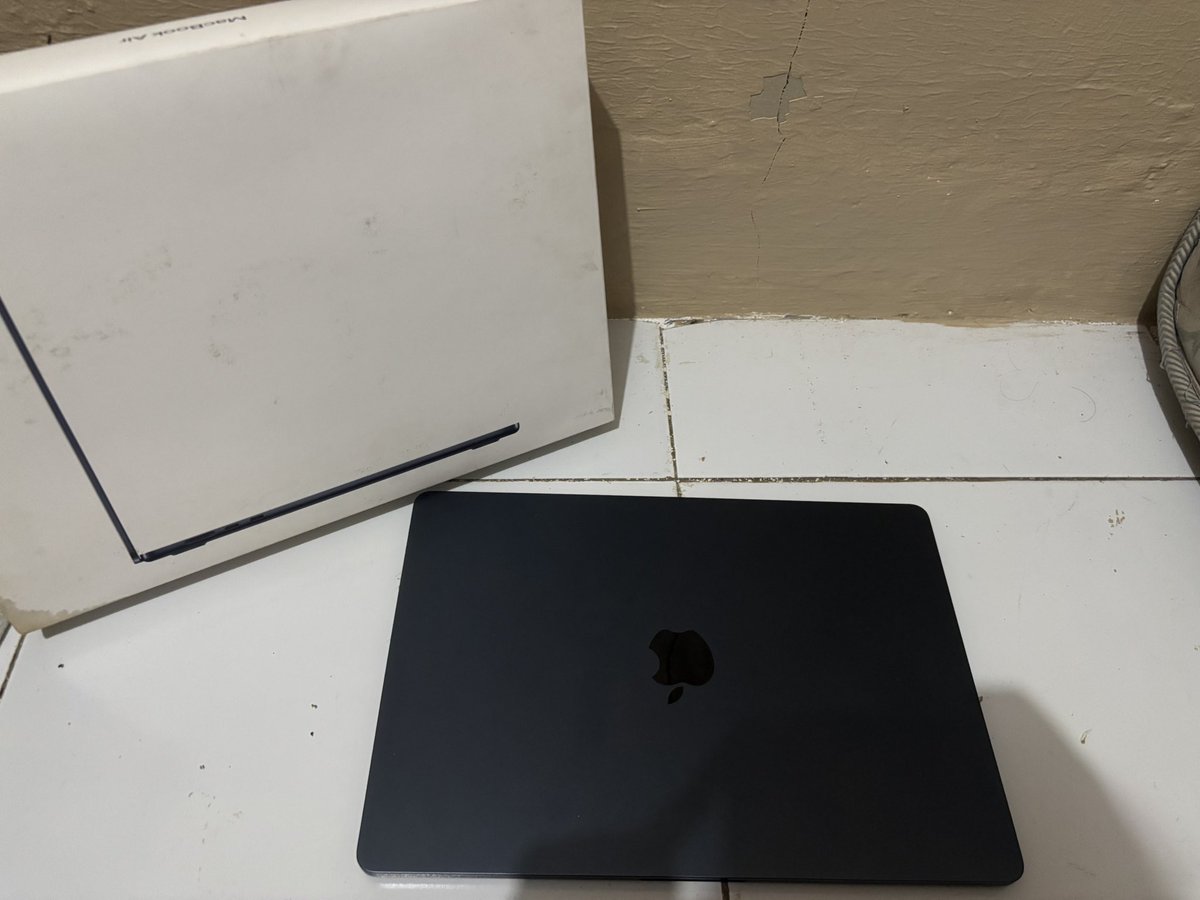 dumpernova's tweet photo. @picvlet Aku ada macbook air M2 512gb 15 inch, 12jt ajaa https://t.co/e57H8DHYaC