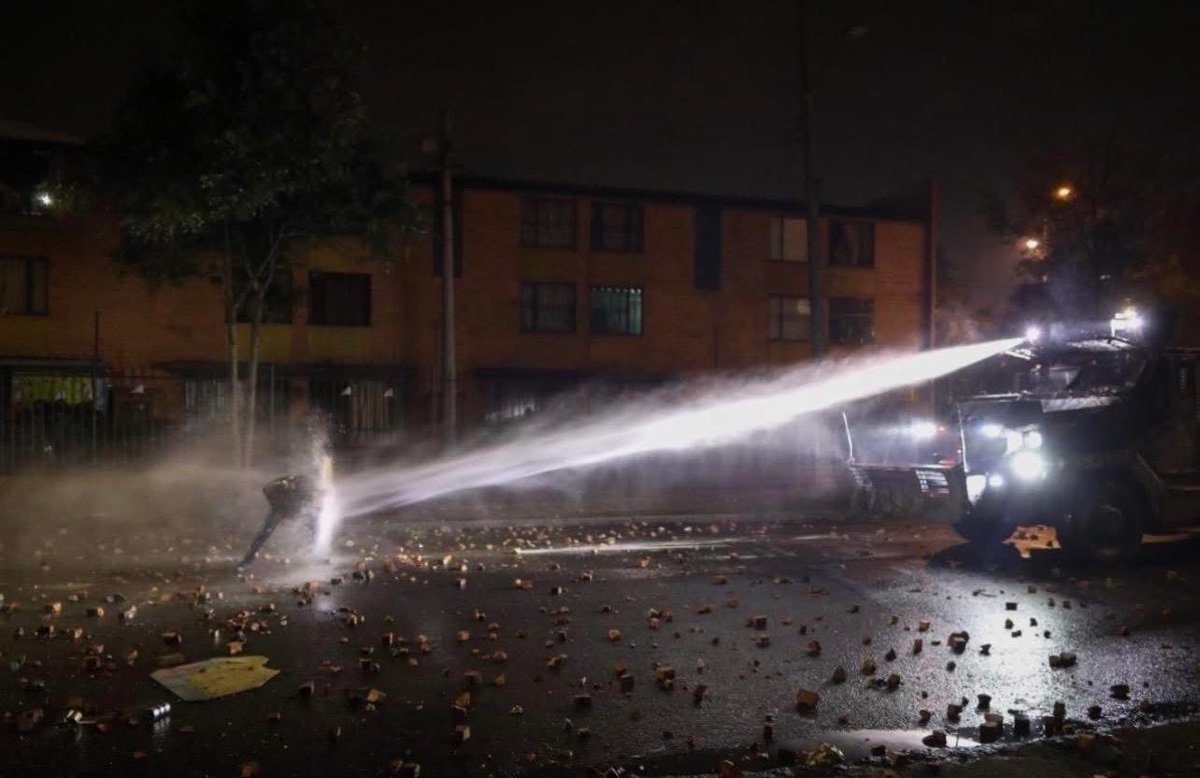 Luchamos en las calles por el verdadero cambio, la derecha nos echó el ESMAD. Dispararon contra la gente, le quitaron lo ojos a los compas.

No podemos perder, no pasará. 🐷