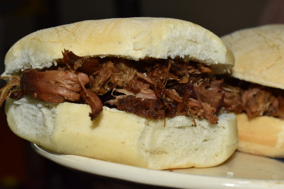 xpawsi_'s tweet photo. Ayer resolvimos la juntada probando algo nuevo y fue un exitazo. Resulta que por ig venden bondiola ahumada desmechada por kilo, más pancitos y salsa barbacoa casera a $50k. Comimos 4 y sobró bocha. Recomendadisimo https://t.co/EGLjp2uU7F