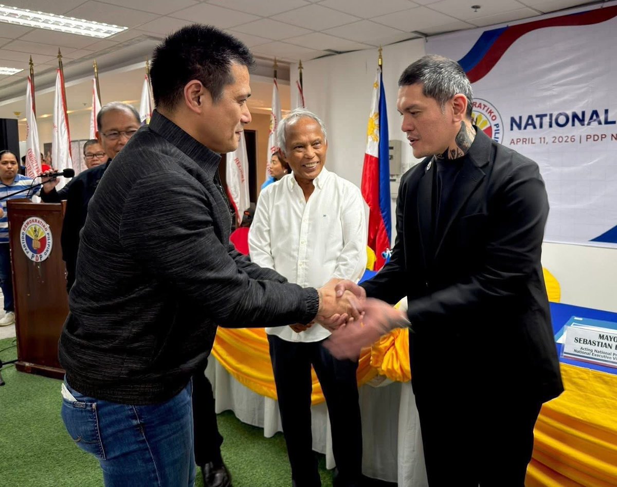 Umiiyak na naman yung mga bobong kakamputaeng antiDU30.

Pansin niyo sa R.A.G.E. bihira ang politiko. Ang karamihan ay mga ordinaryong Pilipino. Mga tunay na nagmamahal sa Pilipinas. Mga hindi naghihintay ng paldo. Handang gumastos ng sariling pera para ikampanya ang mga Duterte.