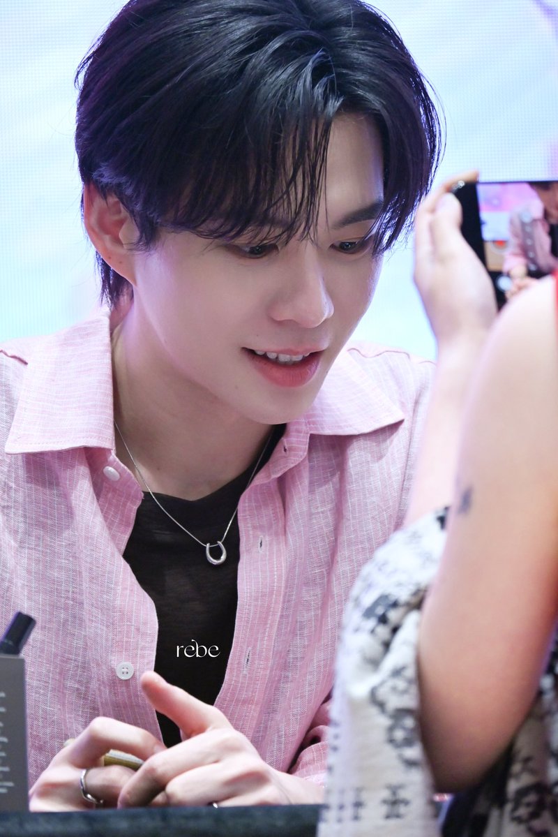 Rebrccarr_03 tweet media