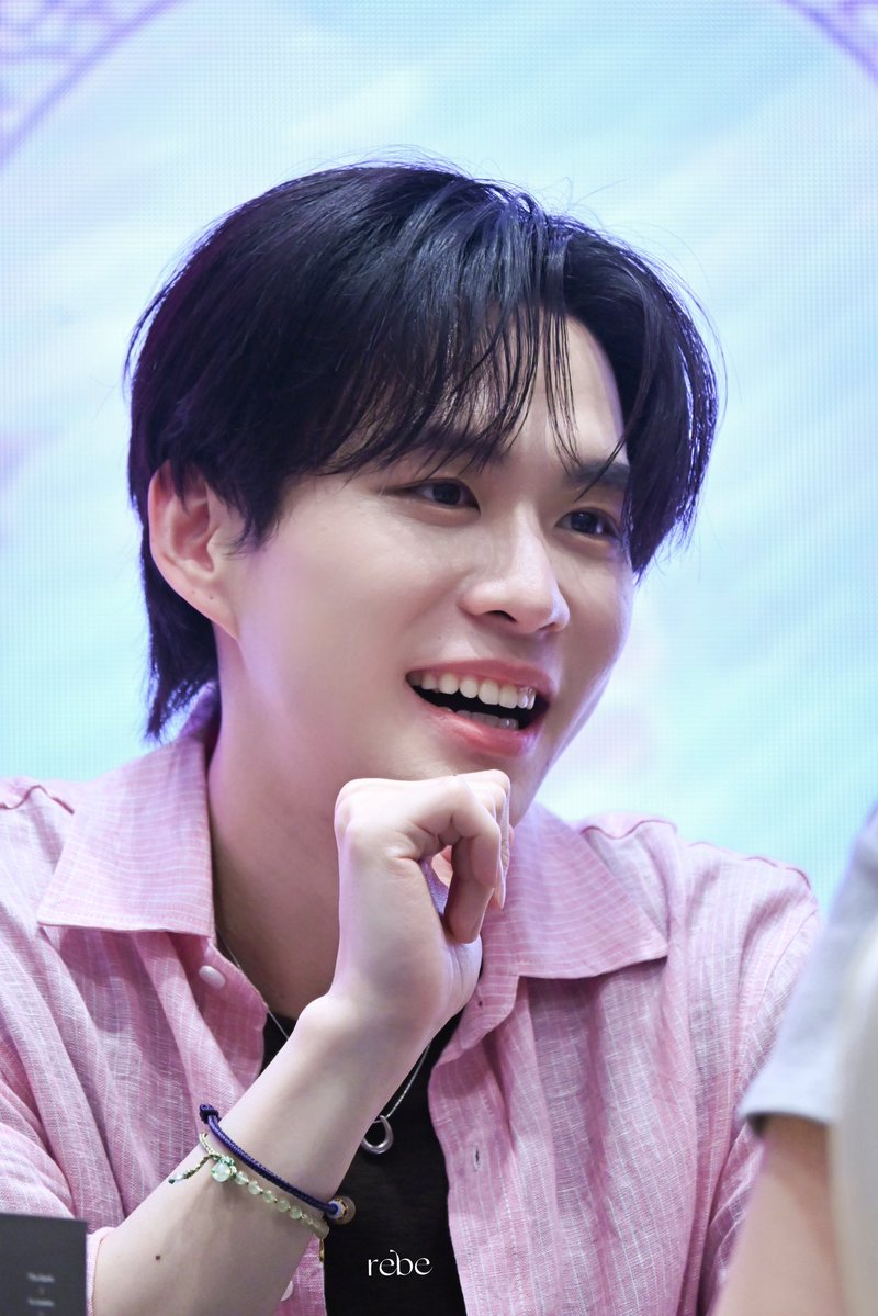 Rebrccarr_03 tweet media