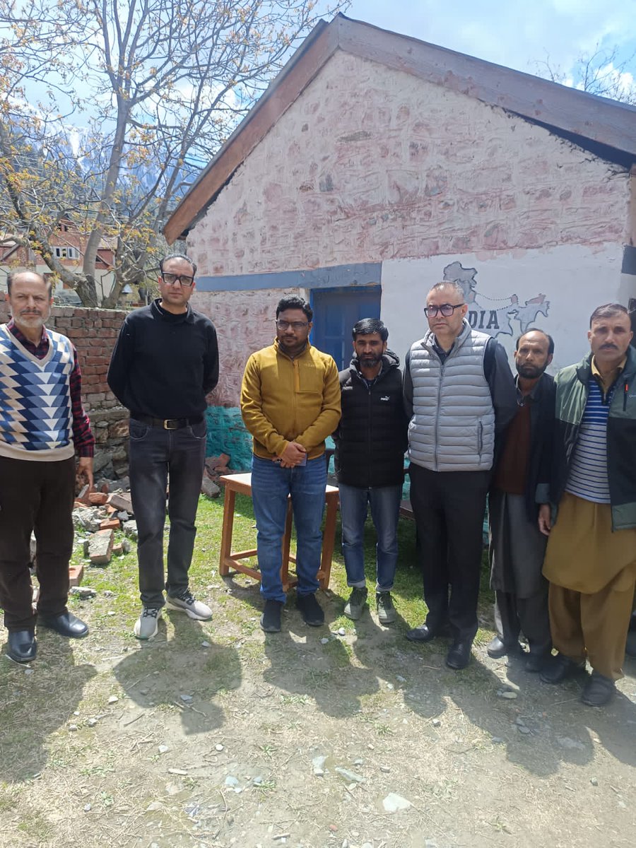 infokupwara's tweet photo. District Election Officer Kupwara, Shrikant Suse reviews ongoing revision of panchayat electoral rolls in Karnah; Directed officials to undertake door-to-door verification/registration drives to ensure no eligible voter is left out.
@OfficeOfLGJandK
@CM_JnK 
@ECISVEEP 
@dckupwara https://t.co/nnu3XP4roH