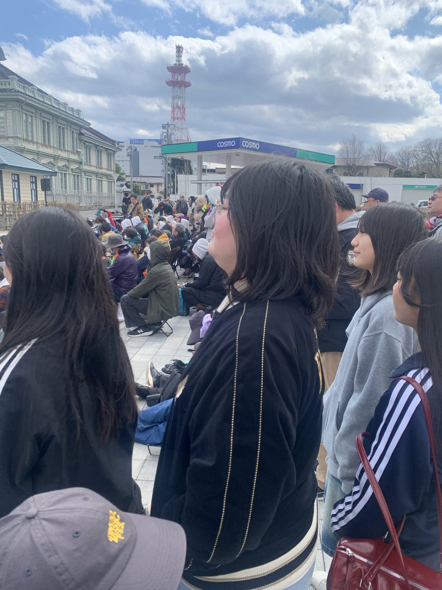konma038's tweet photo. 今日は5月4日の  #弘前さくらまつり  に出演する前に勉強会としてガキロックのエースメンバーと一緒に  @ringomusic_rb さんの路上ライブに行って来ました。
寒い中子供達は顔赤くしながら集中して見てましたが主催者はトイレが近くなりっぱなし https://t.co/0zNfaZaYmo
