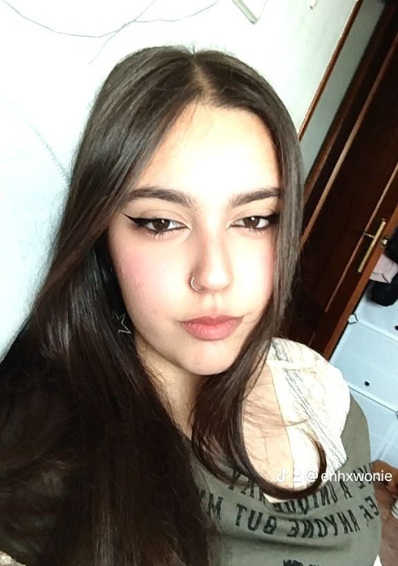 En realidad me da curiosidad que me digáis que miembro de Enha doy vibes, asi que os dejo una fotillo mia con los nuevos tags para que me digáis, quevergüenza😞

‼️🏷️
#OUR_BOND_IS_7
#HEAL_THE_GAP_BELIFT