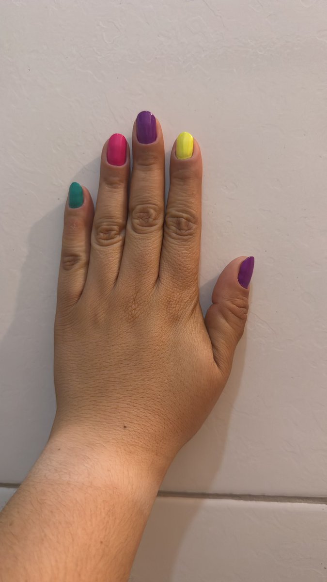 im__not's tweet photo. @yolalien Unhas coloridas https://t.co/2uTSCDXZvw