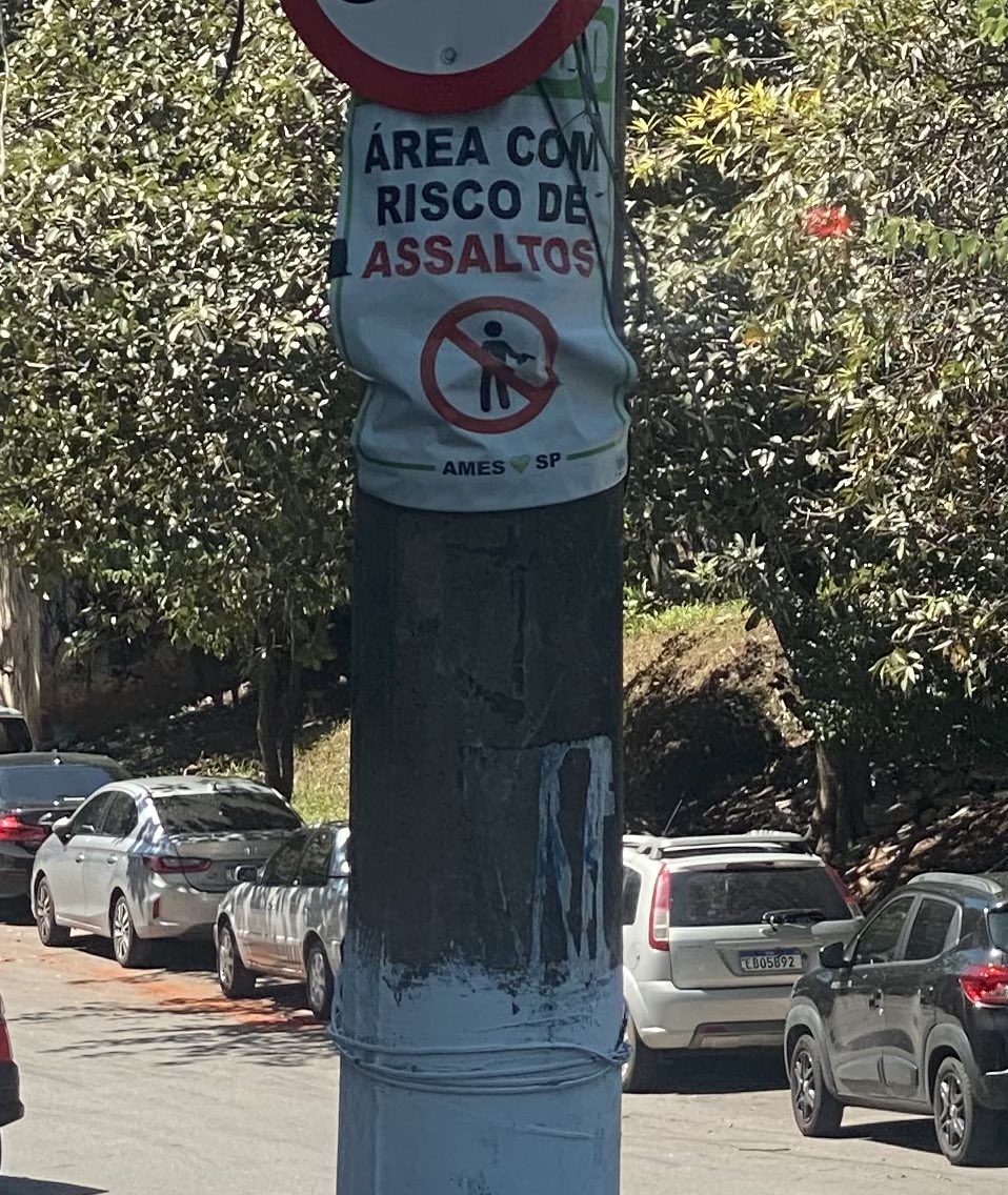 Foto em Pinheiros, bairro de SP. Ao mesmo em que noticiam aumento da letalidade policial, a população sente aumento da violência. Ou seja, violência de Estado não resolve, só piora. Até quando isso?