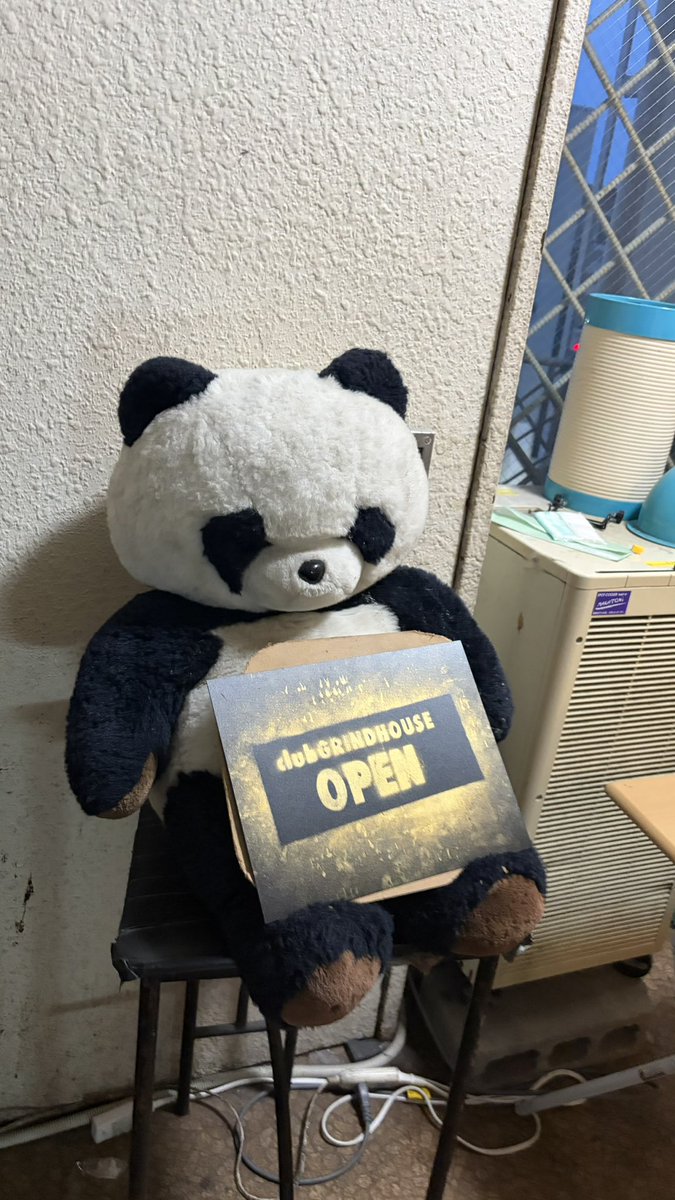 ym_xtr's tweet photo. フラカンと行くザ50回転ズの故郷巡りツアーファイナル
@徳島
徳島が産んだ「若」ことダニー
新聞配達の話に加え電気水道が通ったのは中学の時とかネットは町長の家だけとか嘘か本当か分からない故郷の田舎自虐を喋りまくる
フラカンステージを脇から見つめる表情は少年そのもので本当に嬉しそうだった https://t.co/hezgfUmSbn