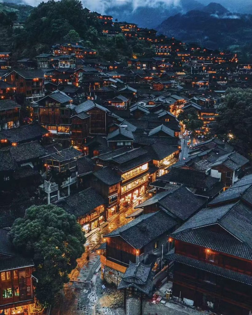 UrsulaCoverdal3's tweet photo. 千户苗寨——深入苗寨腹地，体验黔地特色匠心技艺，还可以在观景台俯㒈万家灯火中的苗家全景 https://t.co/HQKN9xSZfk