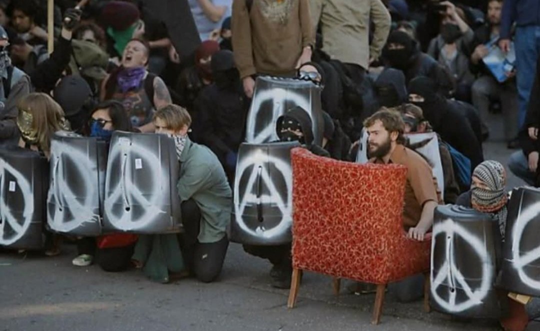 Χρόνια πολλά ,ειρήνη σε όλες τις καλυβες και πόλεμο στα παλατια.